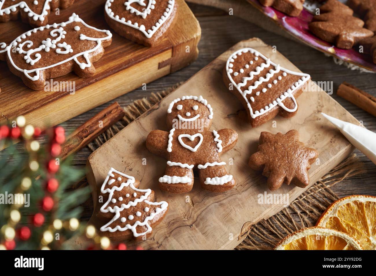 Décoration de biscuits de Noël en pain d'épices faits maison avec glaçage blanc Banque D'Images