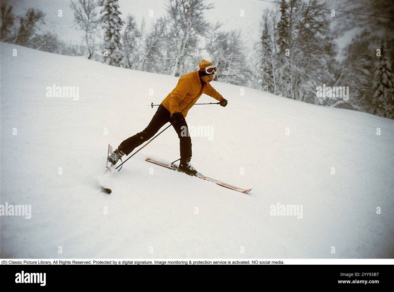 Slalom 1978. Un homme qui va faire du dowhill sur des skis de slalom. Banque D'Images