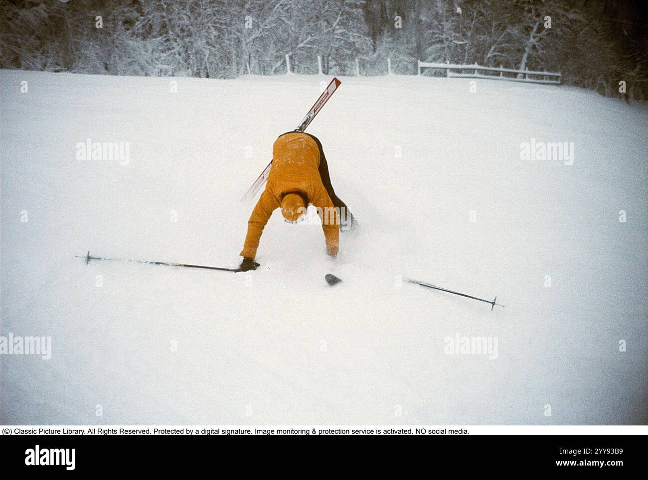 Slalom 1978. Un homme qui va dowhill sur des skis de slalom attrapé par la caméra au moment où il a perdu son équilibre et est sur le point de tomber d'une manière spectaculaire. Banque D'Images