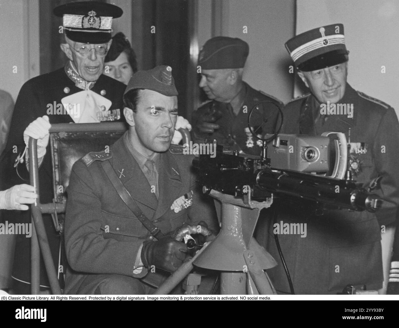 Le prince Gustaf Adolf, duc de Västerbotten (Gustaf Adolf Oscar Fredrik Arthur Edmund ; 22 avril 1906 – 26 janvier 1947) était un prince suédois qui, pendant la majeure partie de sa vie, fut le deuxième dans la lignée de succession au trône suédois. Il était le fils aîné de Gustave VI Adolf, qui fut prince héritier pendant la majeure partie de sa vie et monta sur le trône de Suède trois ans après la mort de son fils. Le roi actuel, Carl XVI Gustave, est le fils du prince Gustave Adolphe. Le prince a été tué le 26 janvier 1947 dans un accident d'avion à l'aéroport de Kastrup, Copenhague, Danemark. Photographié lorsque vous visez quelque chose avec une mitrailleuse Banque D'Images