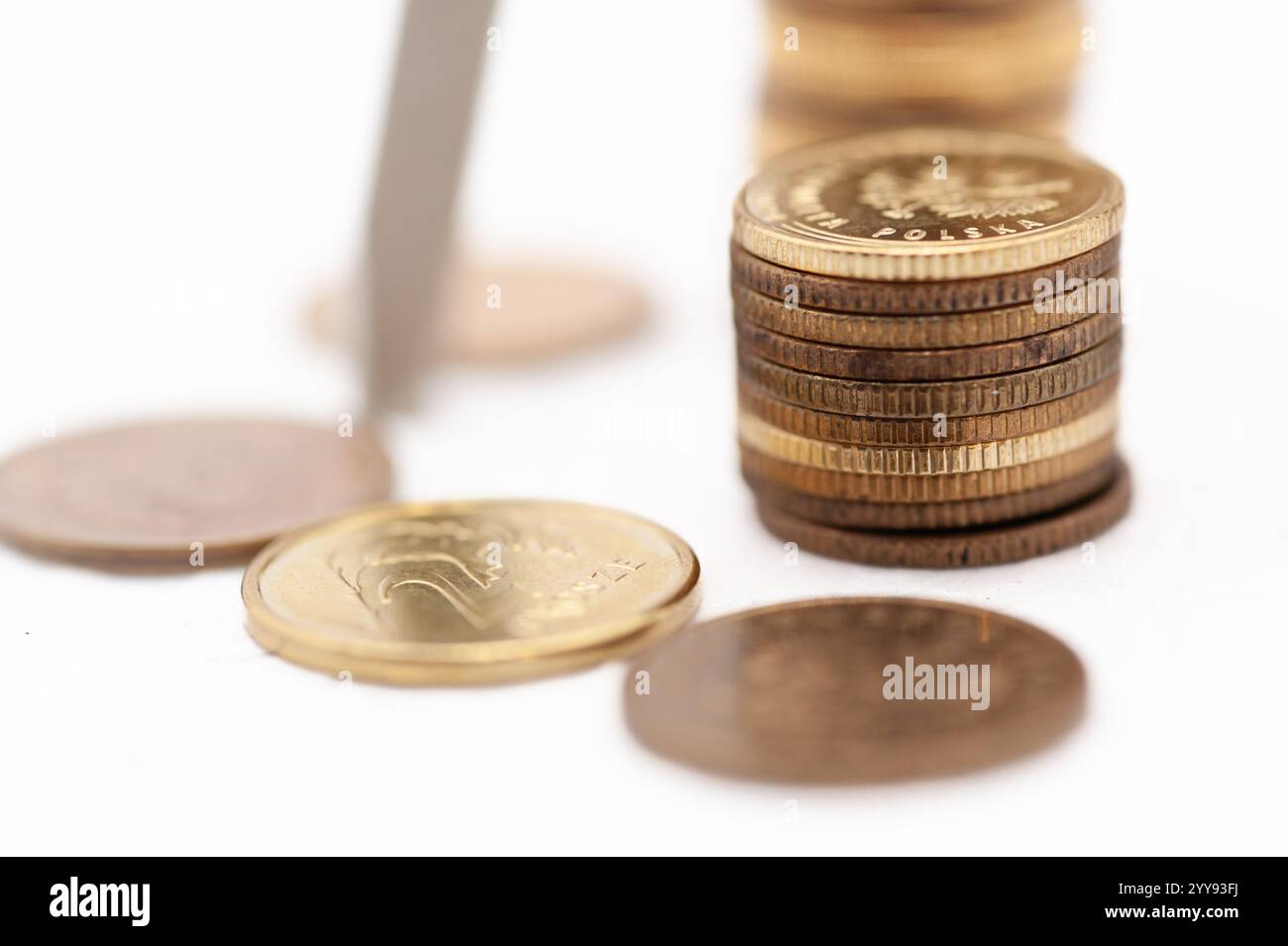 Une pile de pièces et une règle. Les pièces sont de différentes tailles et couleurs Banque D'Images