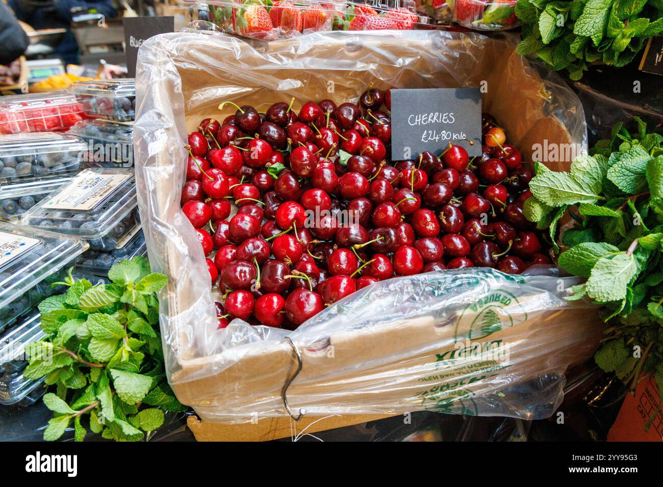 Grande boîte de cerises fraîches à vendre Banque D'Images