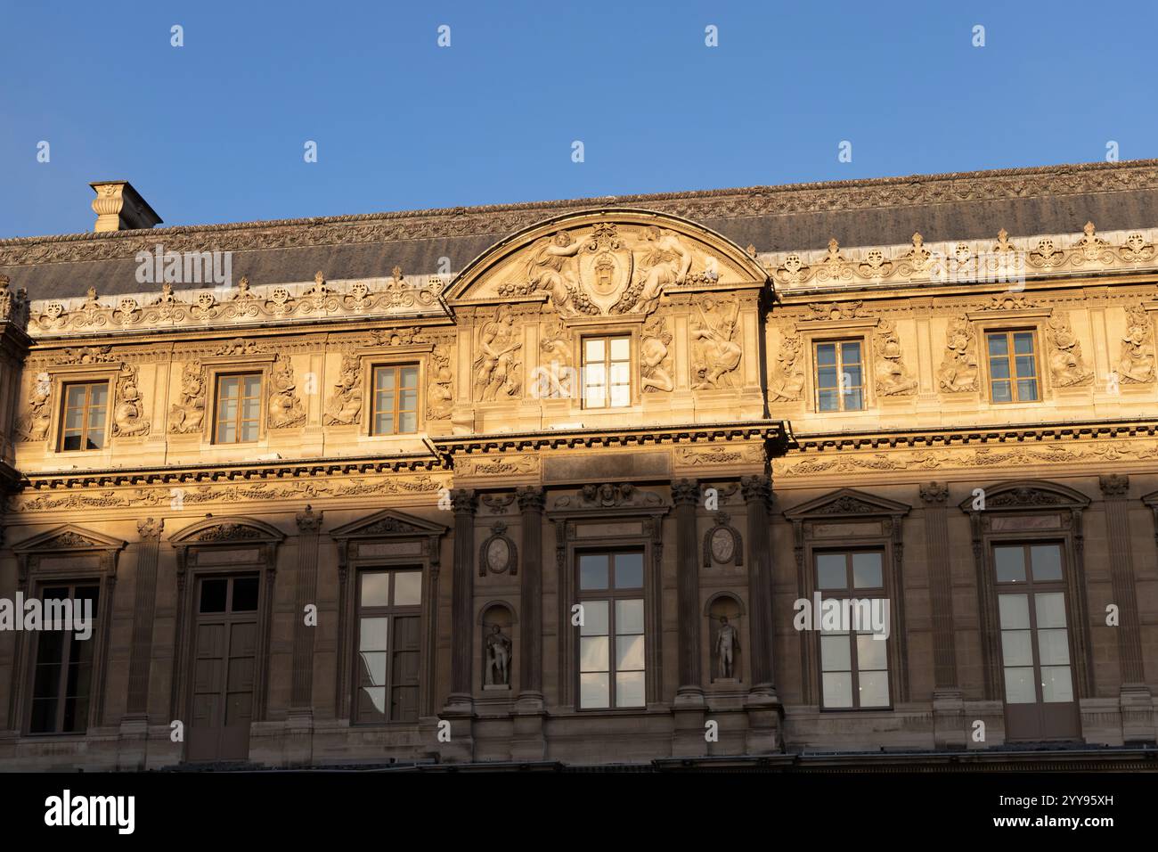 Découvrez la grandeur et la beauté extraordinaires des musées du Louvre magnifique et emblématique façade située à Paris, France - 24 octobre 2024 Banque D'Images