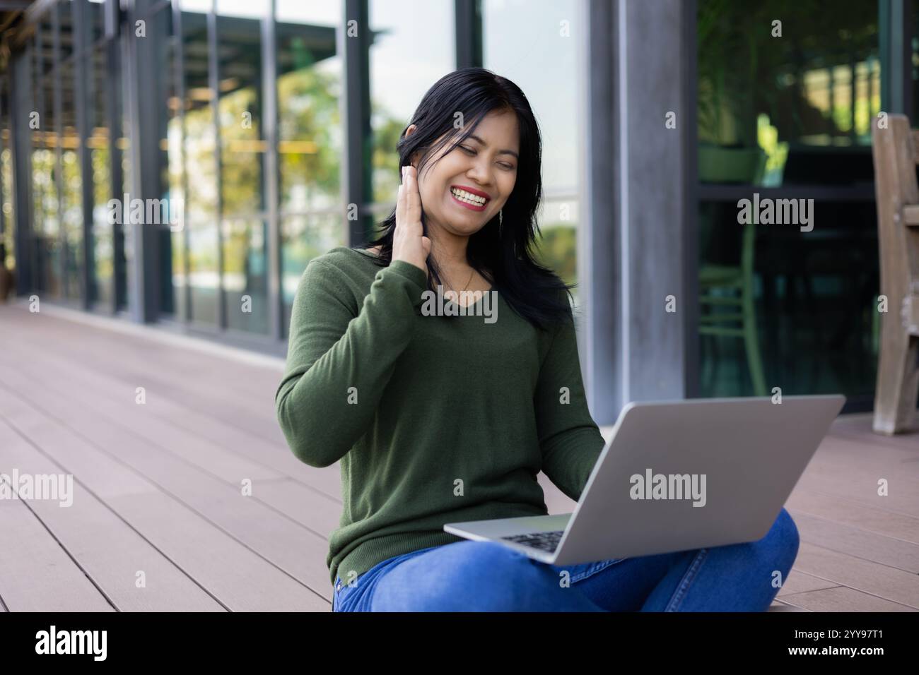 Femme d'affaires travaillant à partir d'un café à l'aide d'un ordinateur portable réunion en ligne dans le bureau à domicile, femme d'affaires tapant clavier utilisez ordinateur portable souriant, rires Banque D'Images