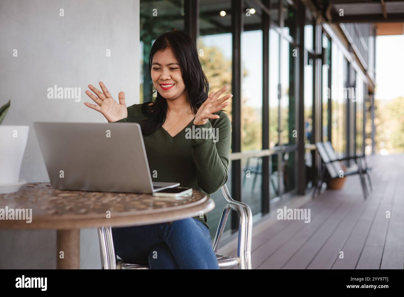 Femme d'affaires travaillant à partir d'un café à l'aide d'un ordinateur portable réunion en ligne dans le bureau à domicile, femme d'affaires tapant clavier utilisez ordinateur portable souriant, rires Banque D'Images