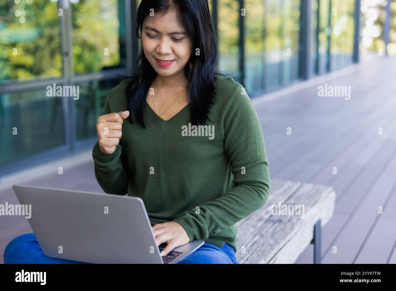 Femme d'affaires travaillant à partir d'un café à l'aide d'un ordinateur portable réunion en ligne dans le bureau à domicile, femme d'affaires tapant clavier utilisez ordinateur portable souriant, rires Banque D'Images