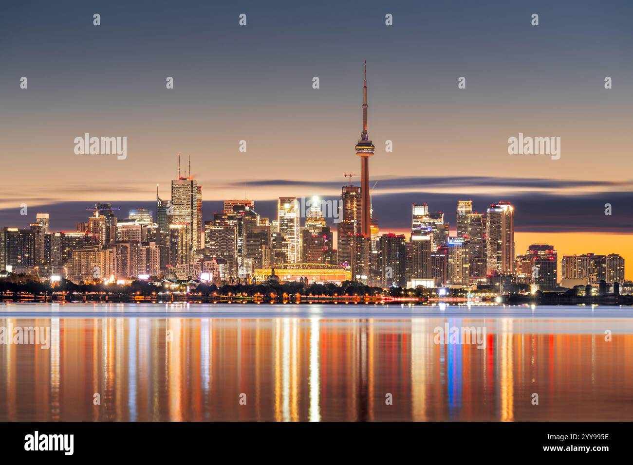 Toronto, Ontario, Canada paysage urbain sur le lac Ontario à l'aube. Banque D'Images
