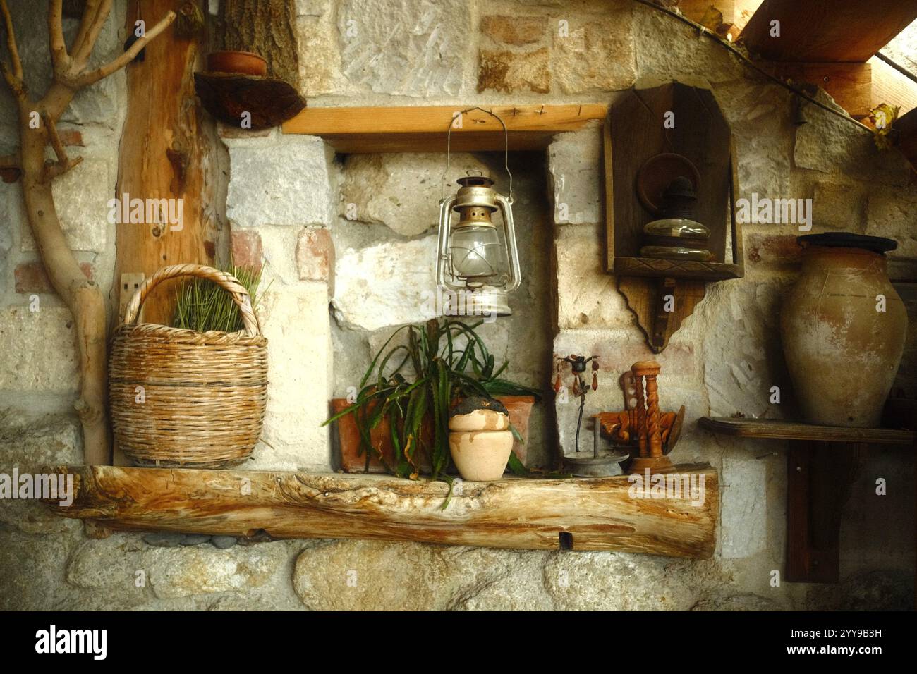 Göreme, Cappadoce, Türkiye - 1er décembre 2024 : décoration murale intérieure rustique intemporelle combinant des matériaux vintage tels qu'une lanterne, un panier tissé, et p Banque D'Images