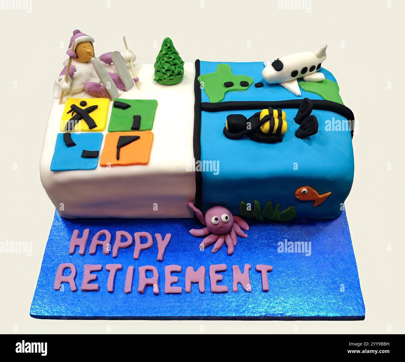 Un gâteau de retraite heureux avec glaçage représentant le ski, la chasse au trésor, la plongée sous-marine et les thèmes de voyage en avion de vacances, Royaume-Uni Banque D'Images