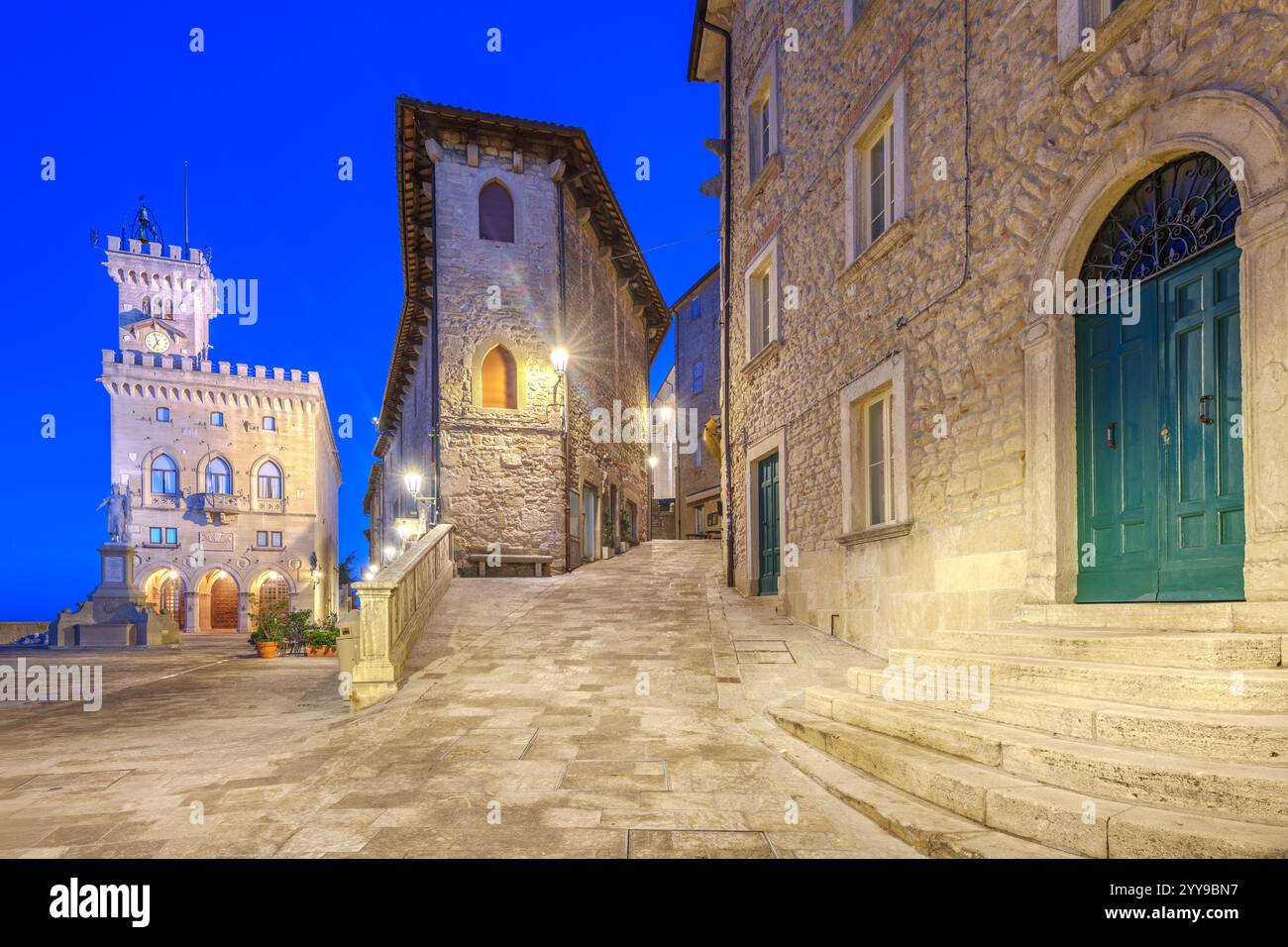 Piazza della Liberta à Saint-Marin au crépuscule. Banque D'Images