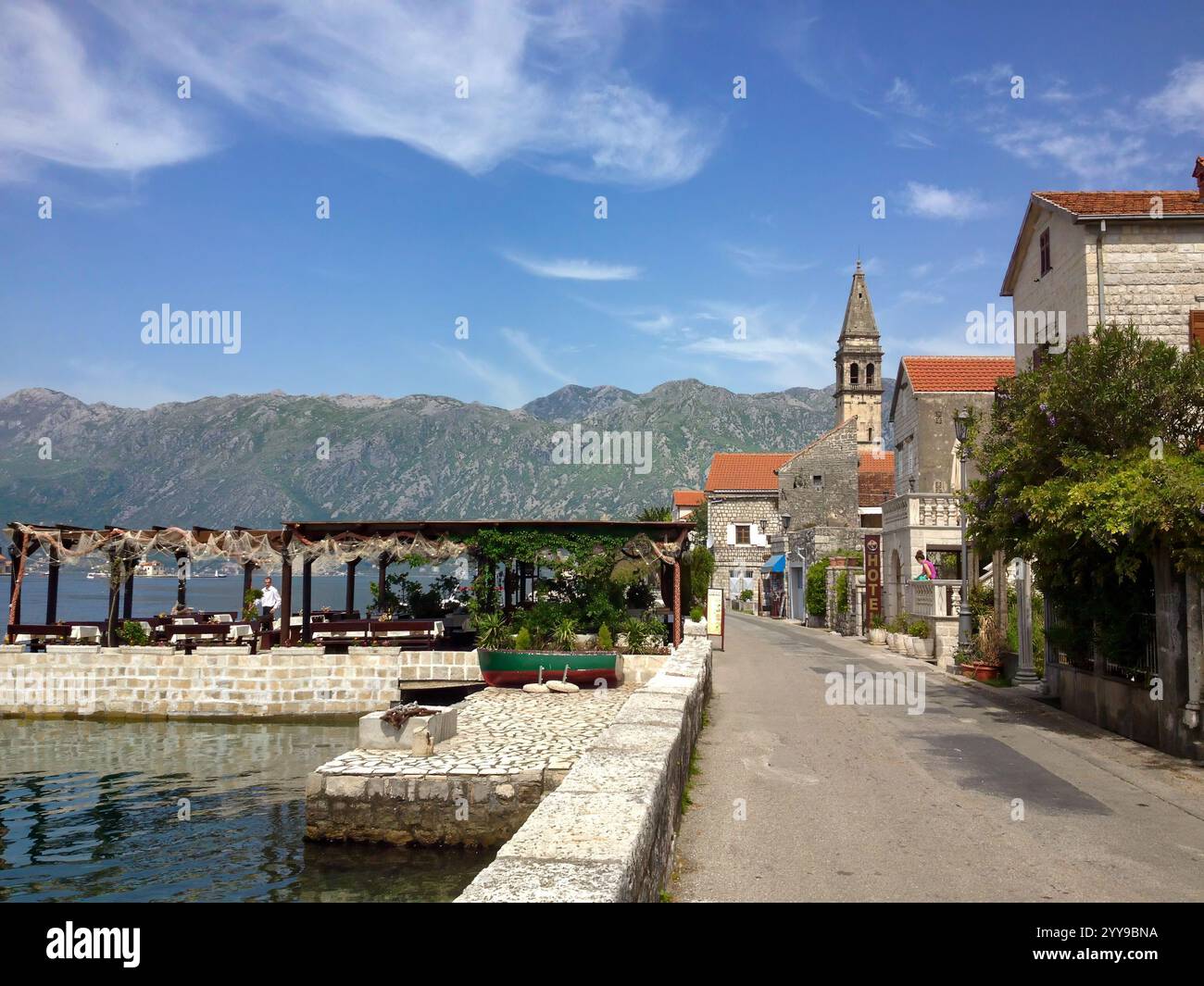 Vue le long de la route du lac à Perast avec des tables de restaurant ou de café, baie de Kotor, Monténégro, Balkans Banque D'Images