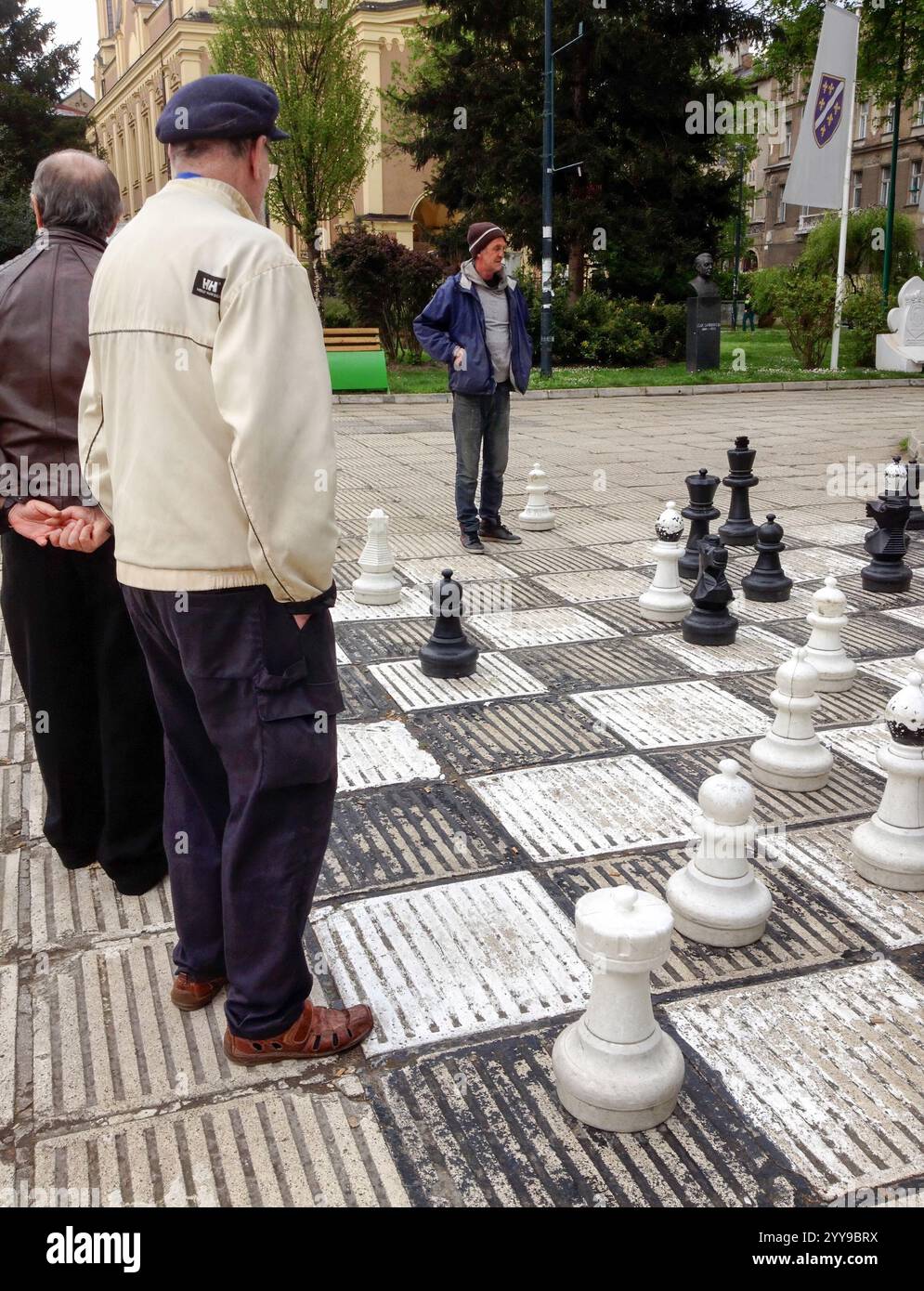 Hommes locaux jouant aux échecs de rue, Sarajevo, Bosnie-Herzégovine, Balkans Banque D'Images