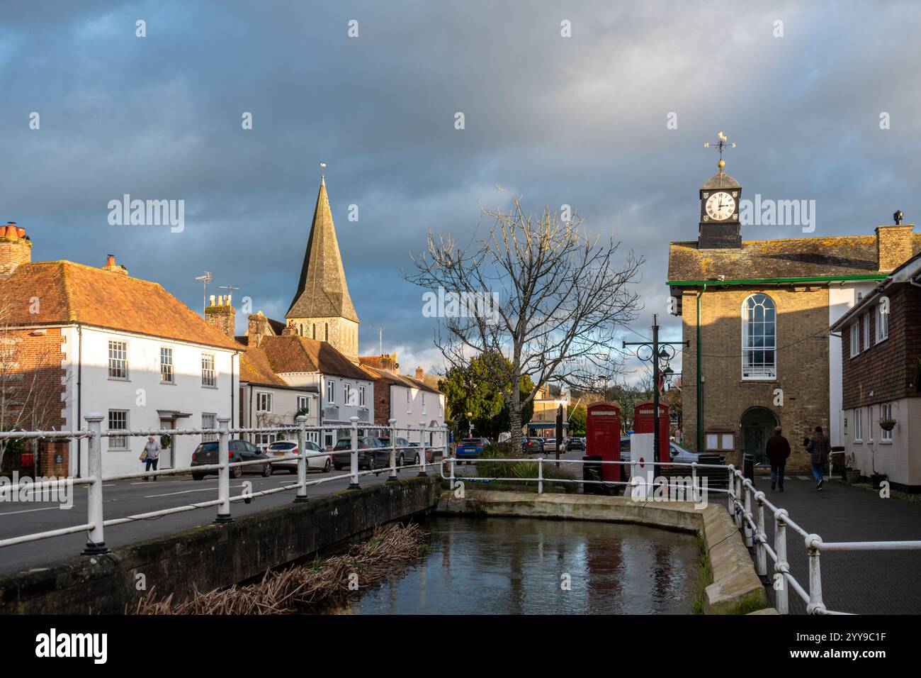 Vue de Stockbridge, une petite ville du Hampshire sur la rivière test, par une journée ensoleillée d'hiver, Angleterre, Royaume-Uni Banque D'Images