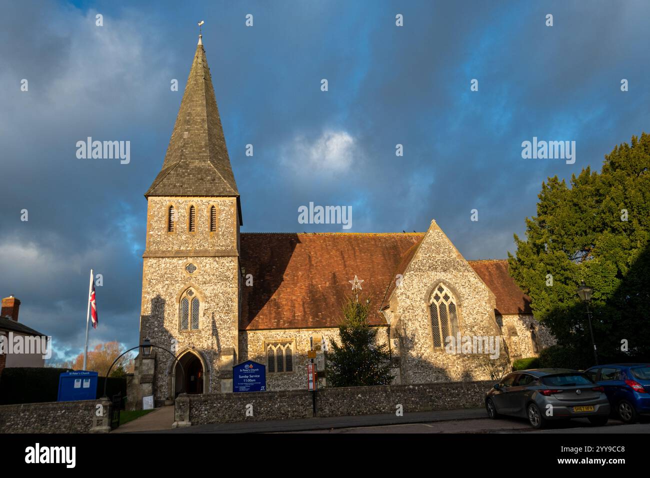Peter's Church, Stockbridge, Hampshire, England, UK, avec un sapin de Noël dehors en décembre Banque D'Images