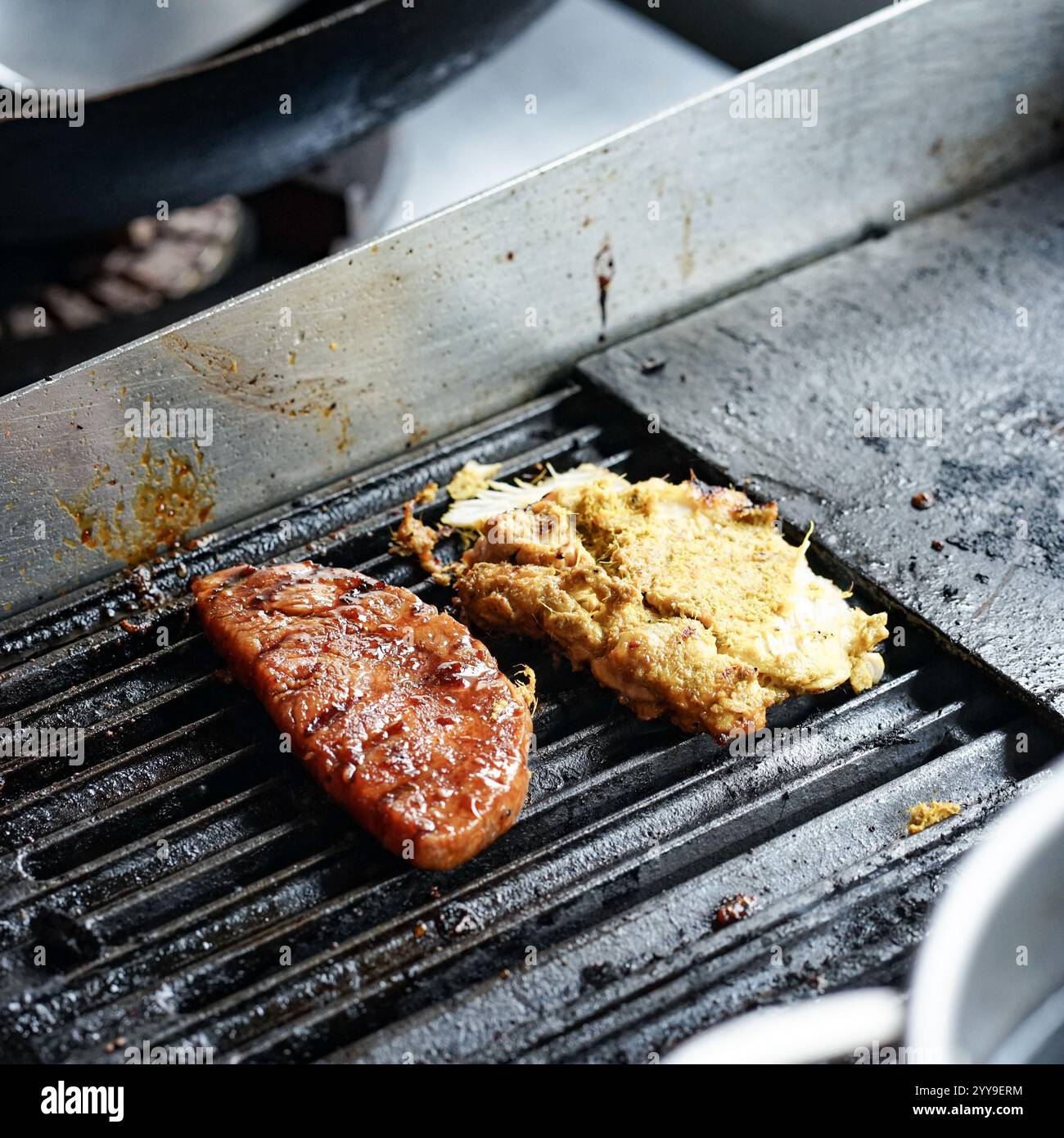 Un gros plan de viande marinée et d'un plat en croûte dorée grésillant sur un grill de Street food, capturant les saveurs riches et fumées du nom vietnamien traditionnel. Banque D'Images