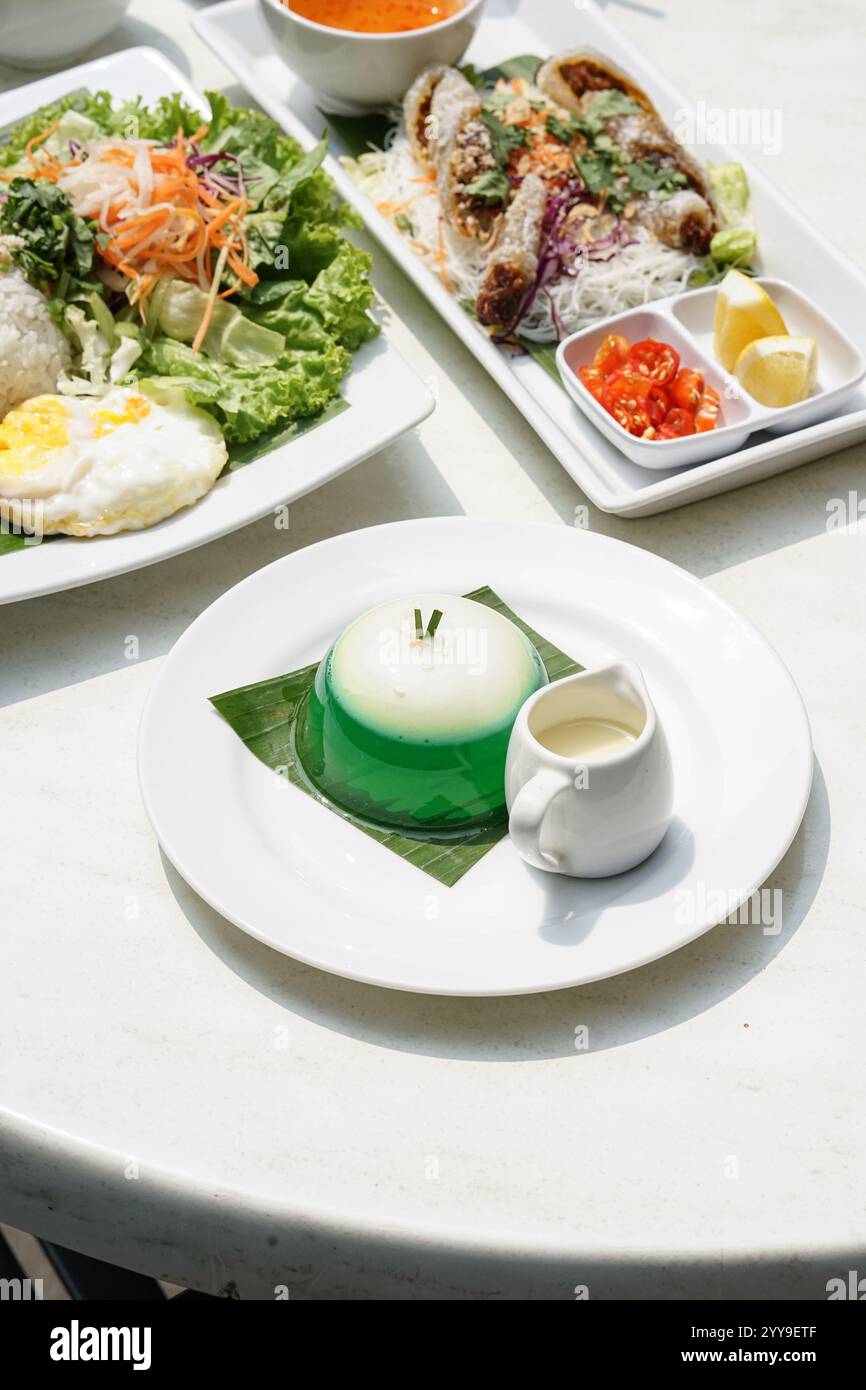 Un pain plat croustillant et doré farci avec un mélange crémeux de fruits tropicaux, y compris l'ananas, la papaye et la pêche, arrosé de crème sucrée. Banque D'Images