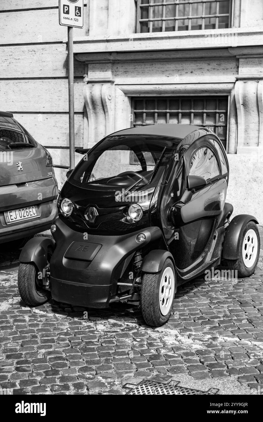 Rome, Italie - 7 avril 2019 : Renault Twizy ZE voiture minuscule garée dans une rue à Rome, Italie. Banque D'Images