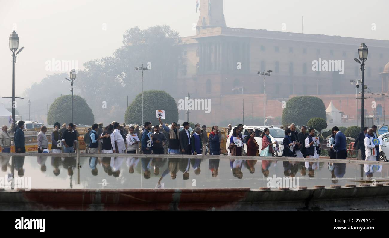 New Delhi, Inde. 20 décembre 2024. Bloc indien membres du Parlement (MP) vus lors d'une manifestation contre le ministre de l'intérieur Amit Shah pour sa remarque sur Baba Sahib B R Ambedkar près du Parlement indien, Vijay Chowk à New Delhi. Crédit : SOPA images Limited/Alamy Live News Banque D'Images