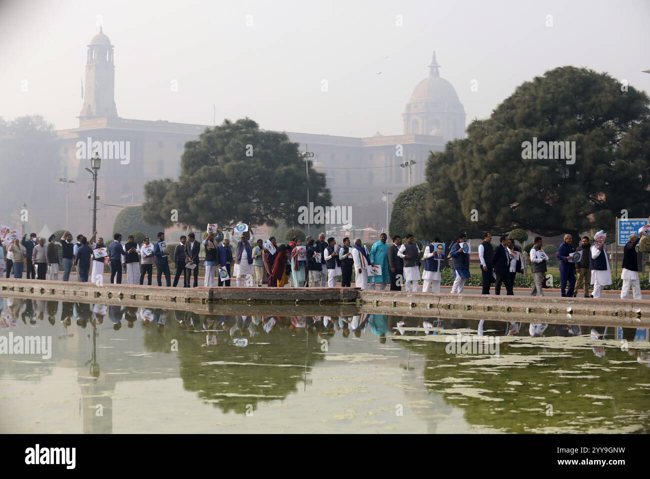 New Delhi, Inde. 20 décembre 2024. Bloc indien membres du Parlement (MP) vus lors d'une manifestation contre le ministre de l'intérieur Amit Shah pour sa remarque sur Baba Sahib B R Ambedkar près du Parlement indien, Vijay Chowk à New Delhi. Crédit : SOPA images Limited/Alamy Live News Banque D'Images