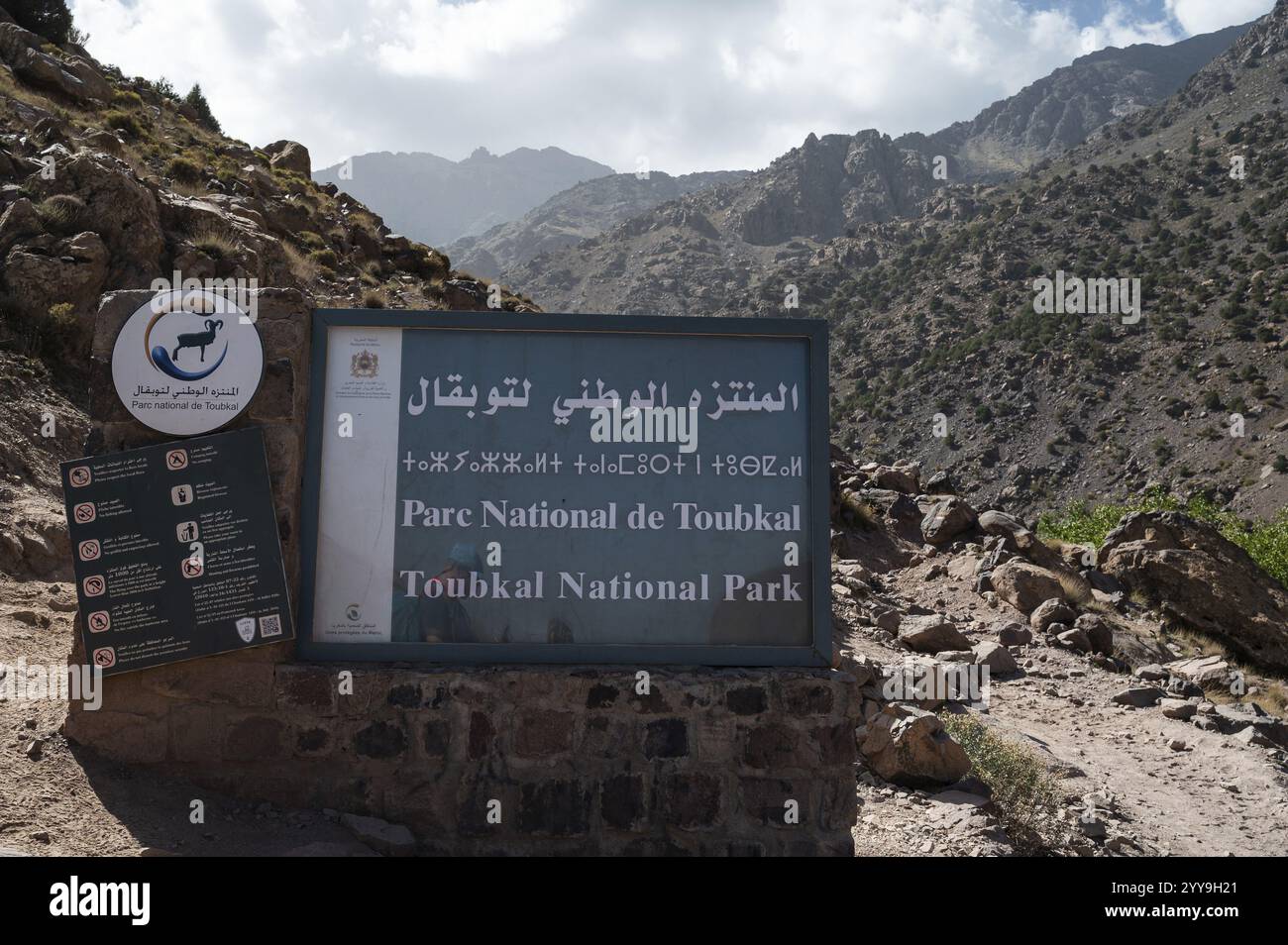 PARC NATIONAL DU TOUBKAL, MAROC - 30 SEPTEMBRE 2024 : Parc national du Toubkal le panneau d'entrée Banque D'Images