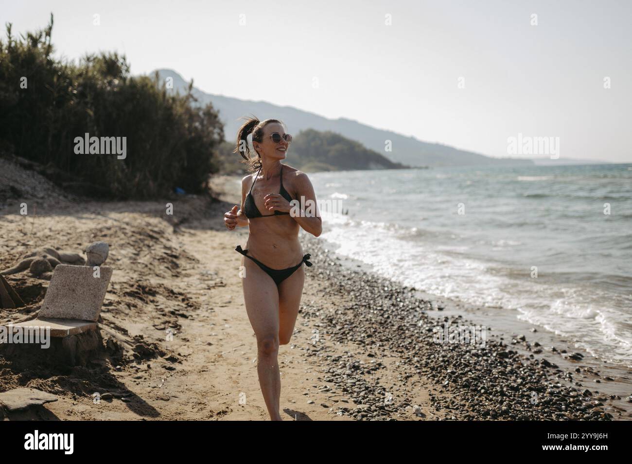 Femme marchant dans un bikini sur la plage, Grèce, Europe Banque D'Images