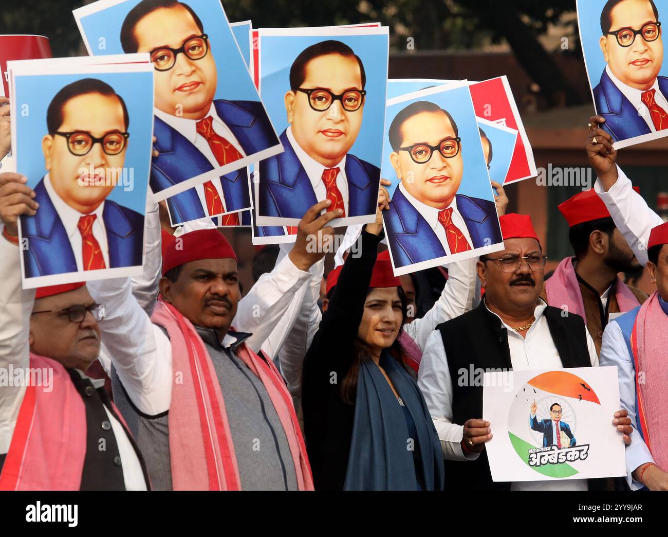 New Delhi, Inde. 20 décembre 2024. Le député du Parti Samajwadi Dimple Yadav et d'autres lors d'une manifestation contre le ministre de l'intérieur Amit Shah pour sa remarque sur Baba Sahib B R Ambedkar près du Parlement indien, Vijay Chowk à New Delhi. (Photo de Naveen Sharma/SOPA images/SIPA USA) crédit : SIPA USA/Alamy Live News Banque D'Images