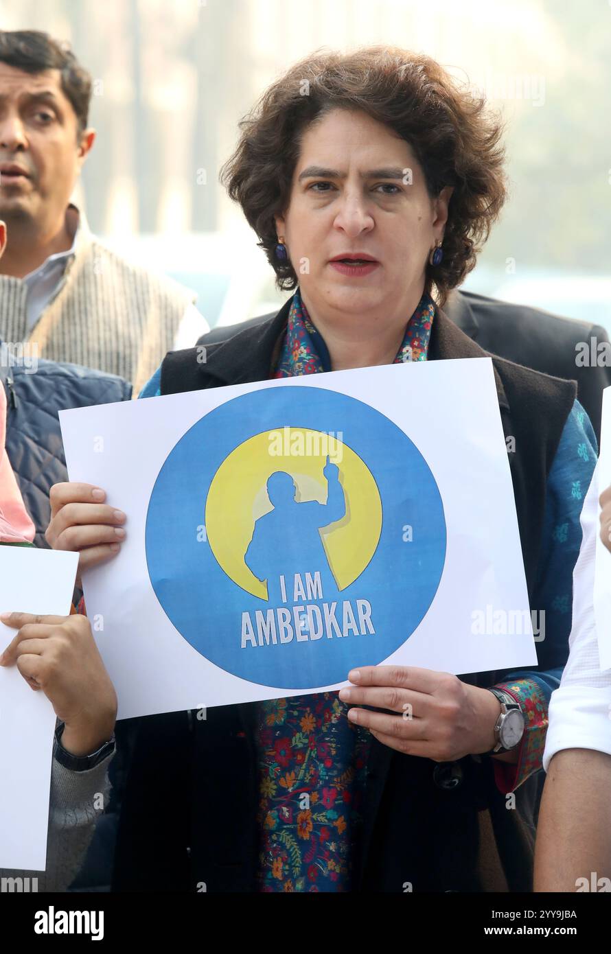 New Delhi, Inde. 20 décembre 2024. Priyanka Gandhi Vadra, membre du Parlement du Parti du Congrès indien, vu lors d'une manifestation contre le ministre de l'intérieur Amit Shah pour sa remarque sur Baba Sahib B R Ambedkar près du Parlement indien, Vijay Chowk à New Delhi. (Photo de Naveen Sharma/SOPA images/SIPA USA) crédit : SIPA USA/Alamy Live News Banque D'Images