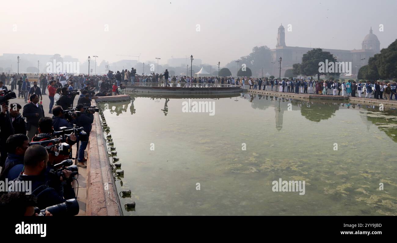 New Delhi, Inde. 20 décembre 2024. Député du bloc indien (MP) lors d'une manifestation contre le ministre de l'intérieur Amit Shah pour sa remarque sur Baba Sahib B R Ambedkar près du Parlement indien, Vijay Chowk à New Delhi. (Photo de Naveen Sharma/SOPA images/SIPA USA) crédit : SIPA USA/Alamy Live News Banque D'Images