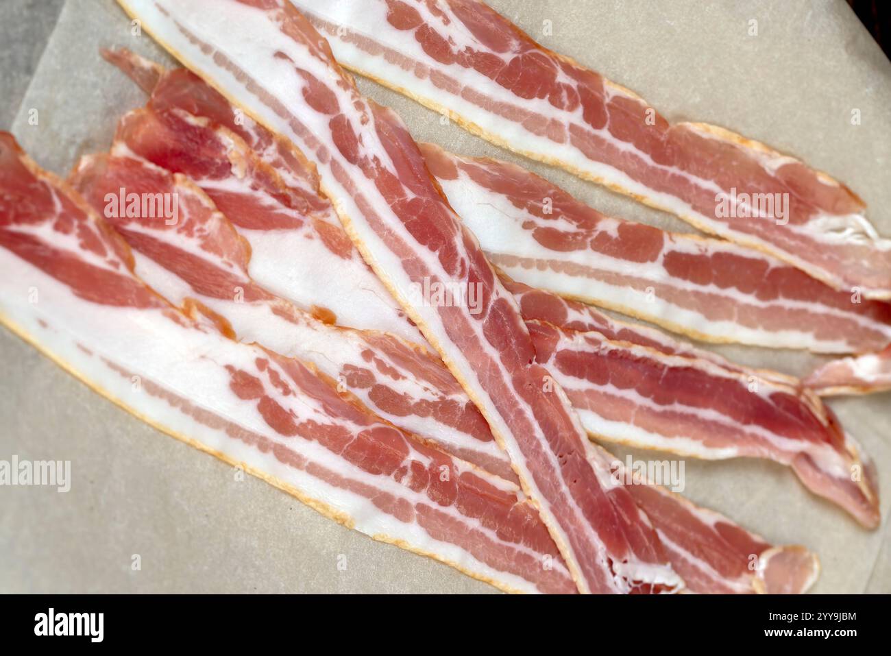 bacon de porc finement tranché avec de la viande et du bacon, bacon finement tranché pour la cuisson Banque D'Images