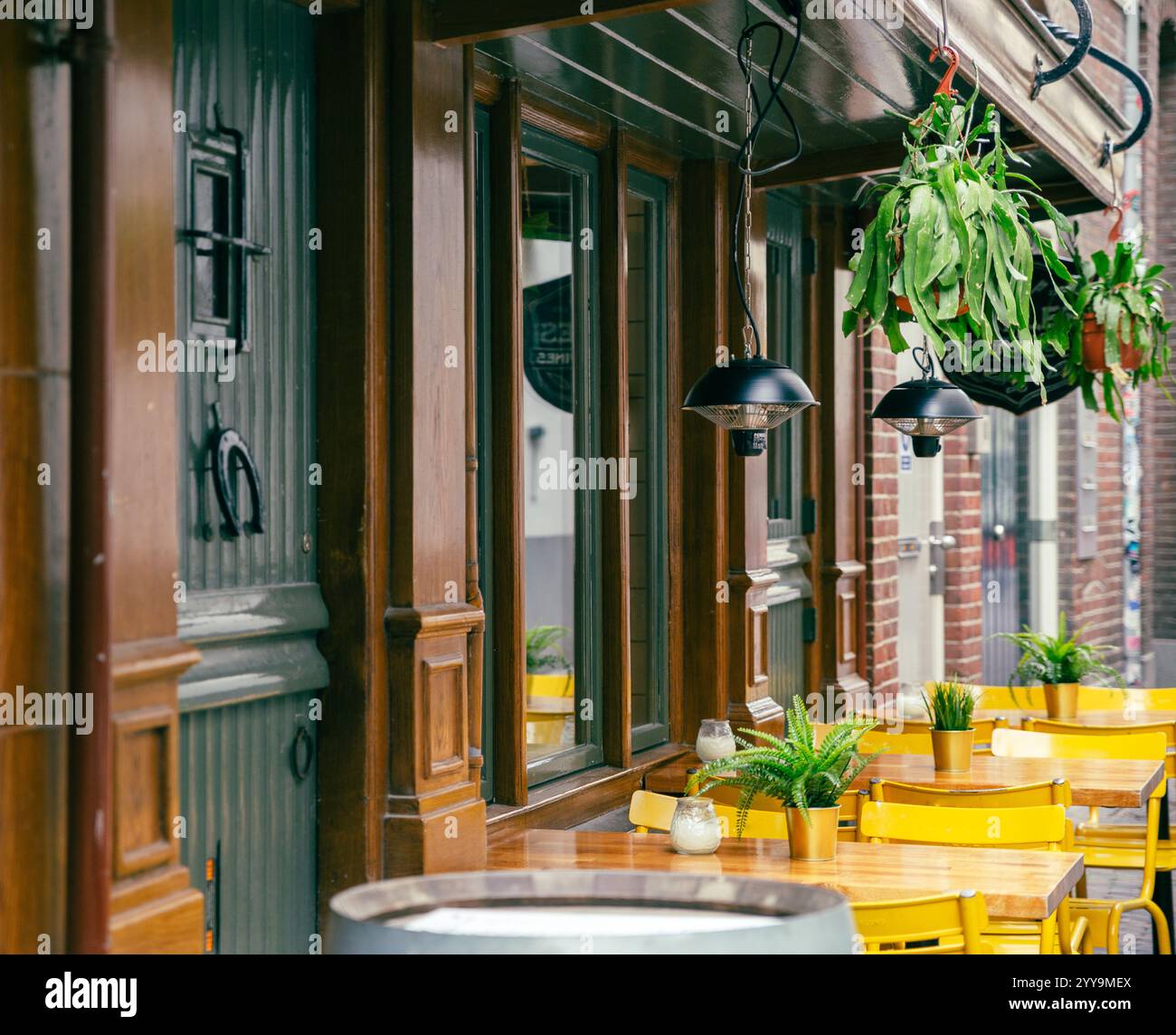 Utrecht, pays-Bas—26 mars 2024 : terrasse de café sur la Drieharingstraat, vacances Banque D'Images