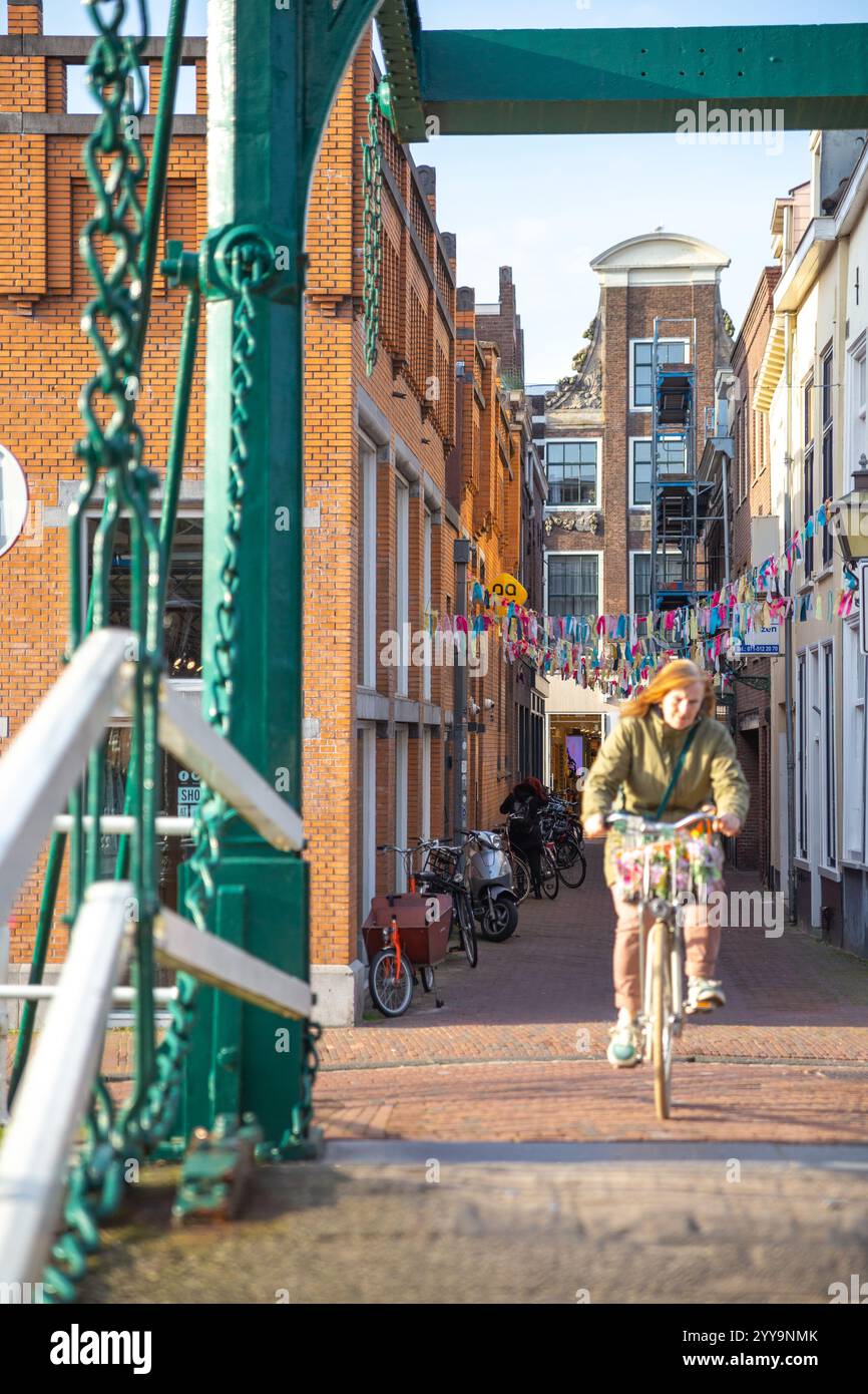 Utrecht, pays-Bas—26 mars 2024 : une femme se dirige vers un pont à vélo Banque D'Images