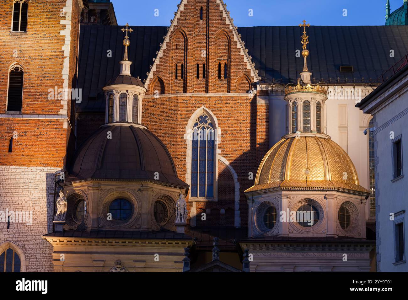 Dômes de la cathédrale royale du Wawel, dôme doré de la chapelle de Sigismond de 1533 (à droite) et dôme de la chapelle Vasa (à gauche) au crépuscule à Cracovie, Pologne. Banque D'Images