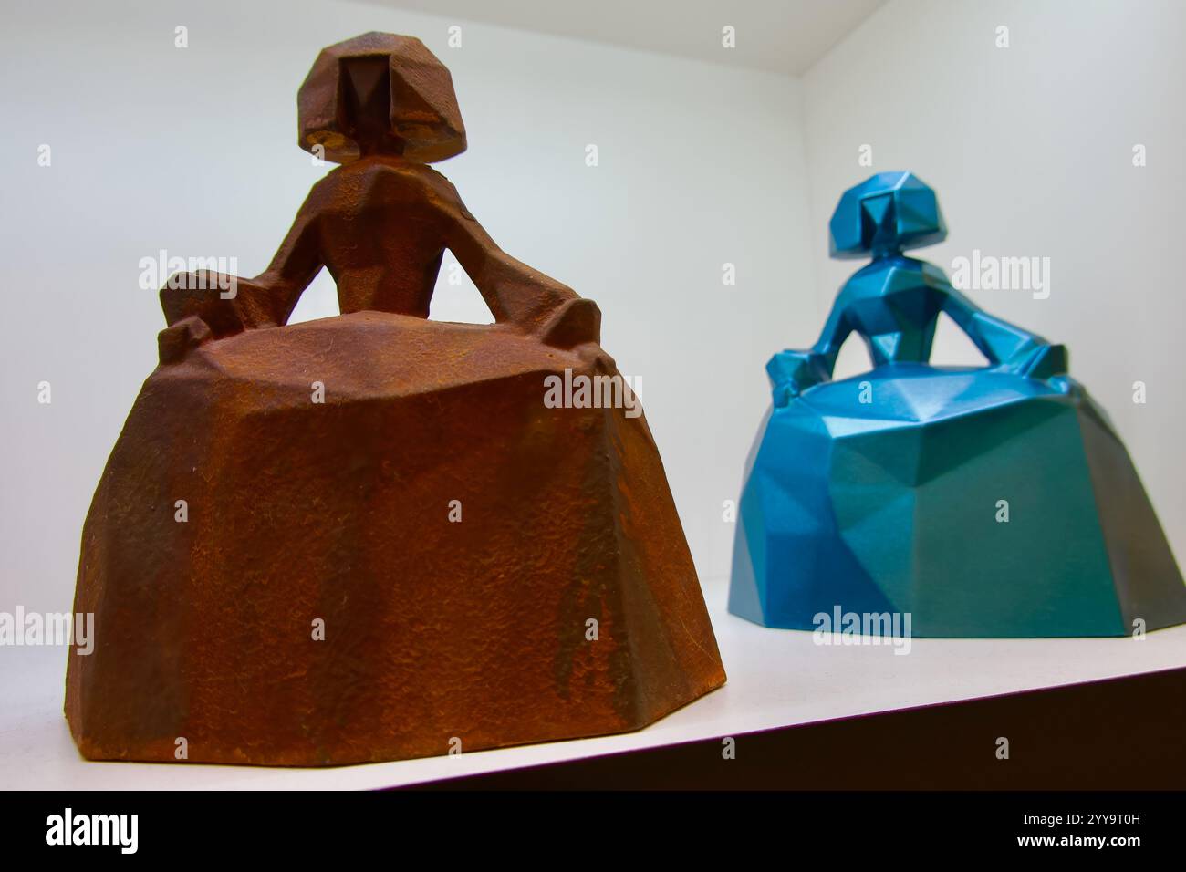 Petites sculptures de Las Meninas ou de dames en attente sur une étagère basée sur la célèbre peinture à vendre dans la boutique du Palais Royal Madrid Espagne Europe Banque D'Images