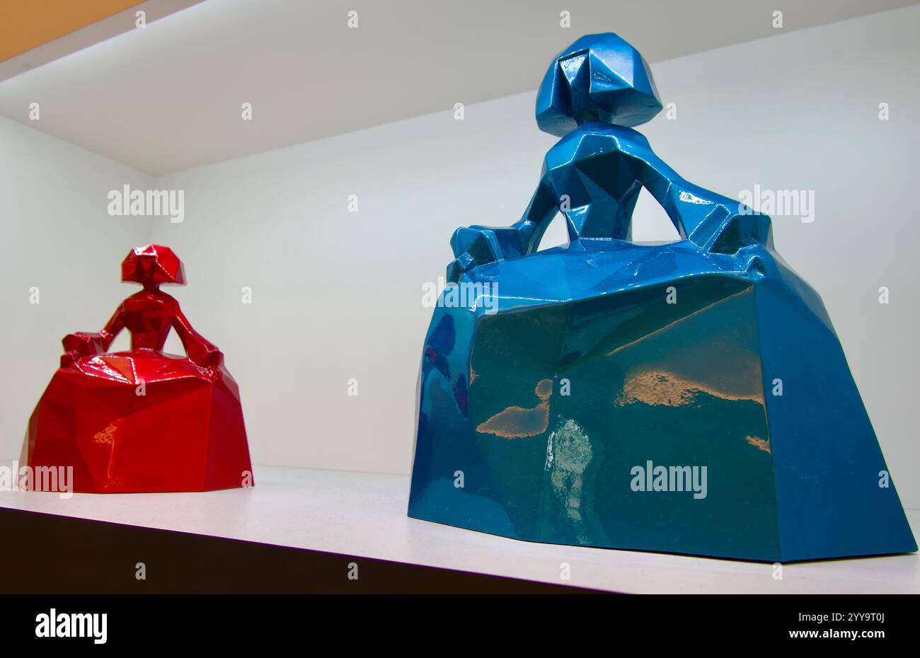 Petites sculptures de Las Meninas ou de dames en attente sur une étagère basée sur la célèbre peinture à vendre dans la boutique du Palais Royal Madrid Espagne Europe Banque D'Images