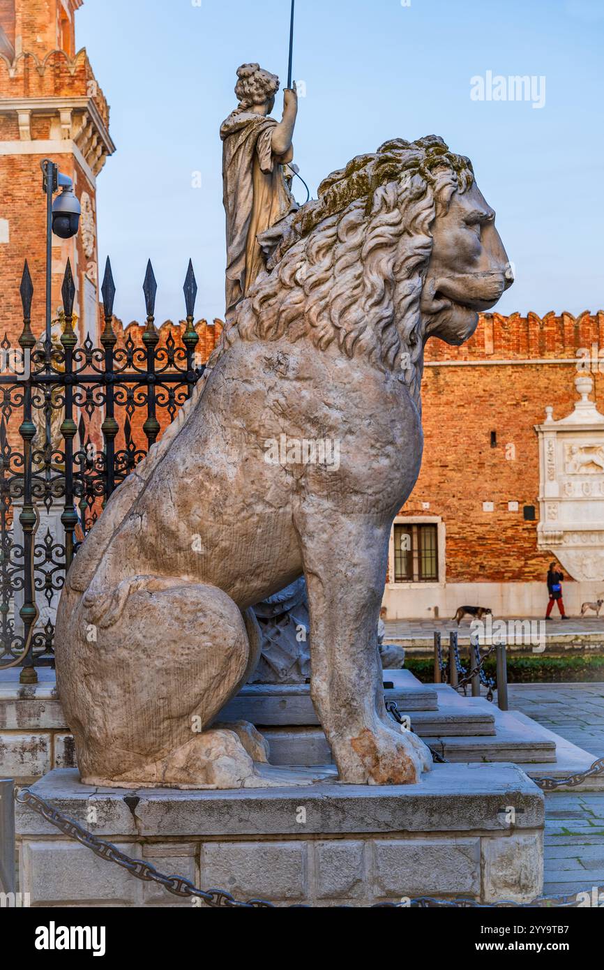 Le Lion du Pirée à l'Arsenal vénitien de Venise, Italie. Sculpture grecque antique de 3m de haut, en marbre blanc pentélique autour de 360 av. J.-C. (480 av. J.-C. AC Banque D'Images