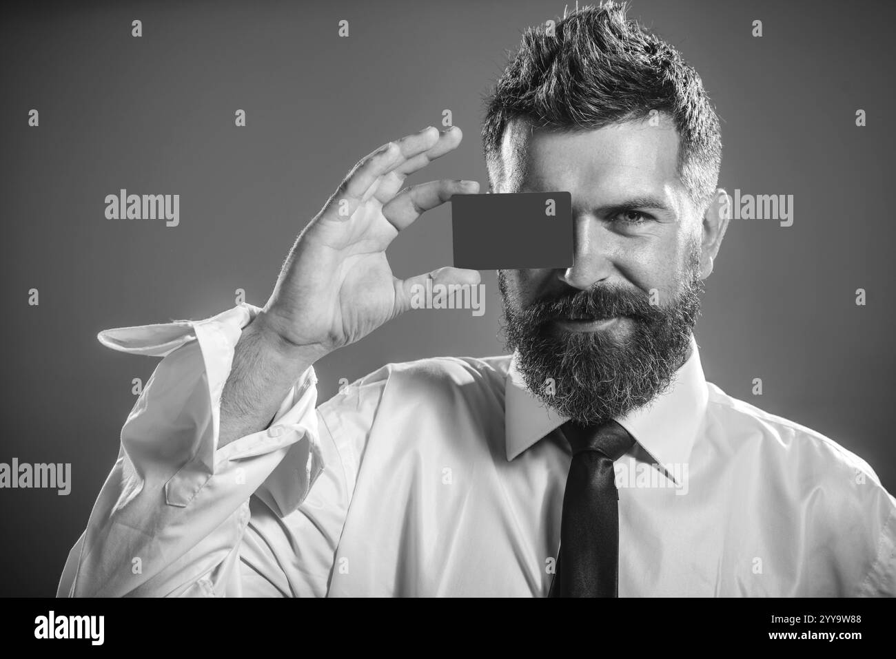 Homme d'affaires, financier ou banquier avec carte de crédit, de débit ou de paiement. Achats en ligne, argent, finance, paiement sans espèces. Service bancaire. Barbe souriante Banque D'Images
