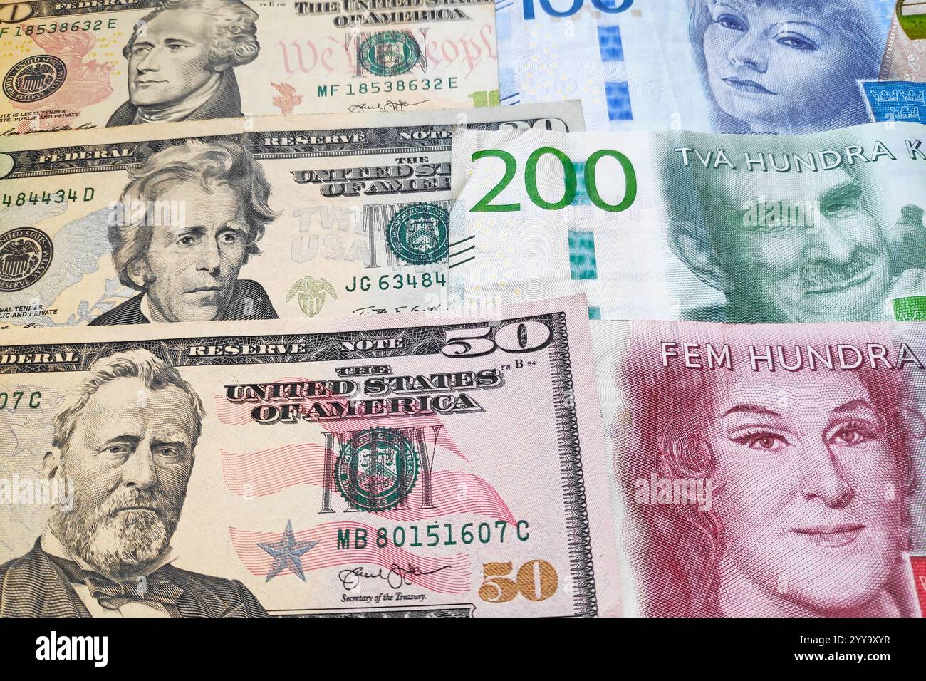 Gros plan sur une pile de dollars américains et de couronnes suédoises. Banque D'Images