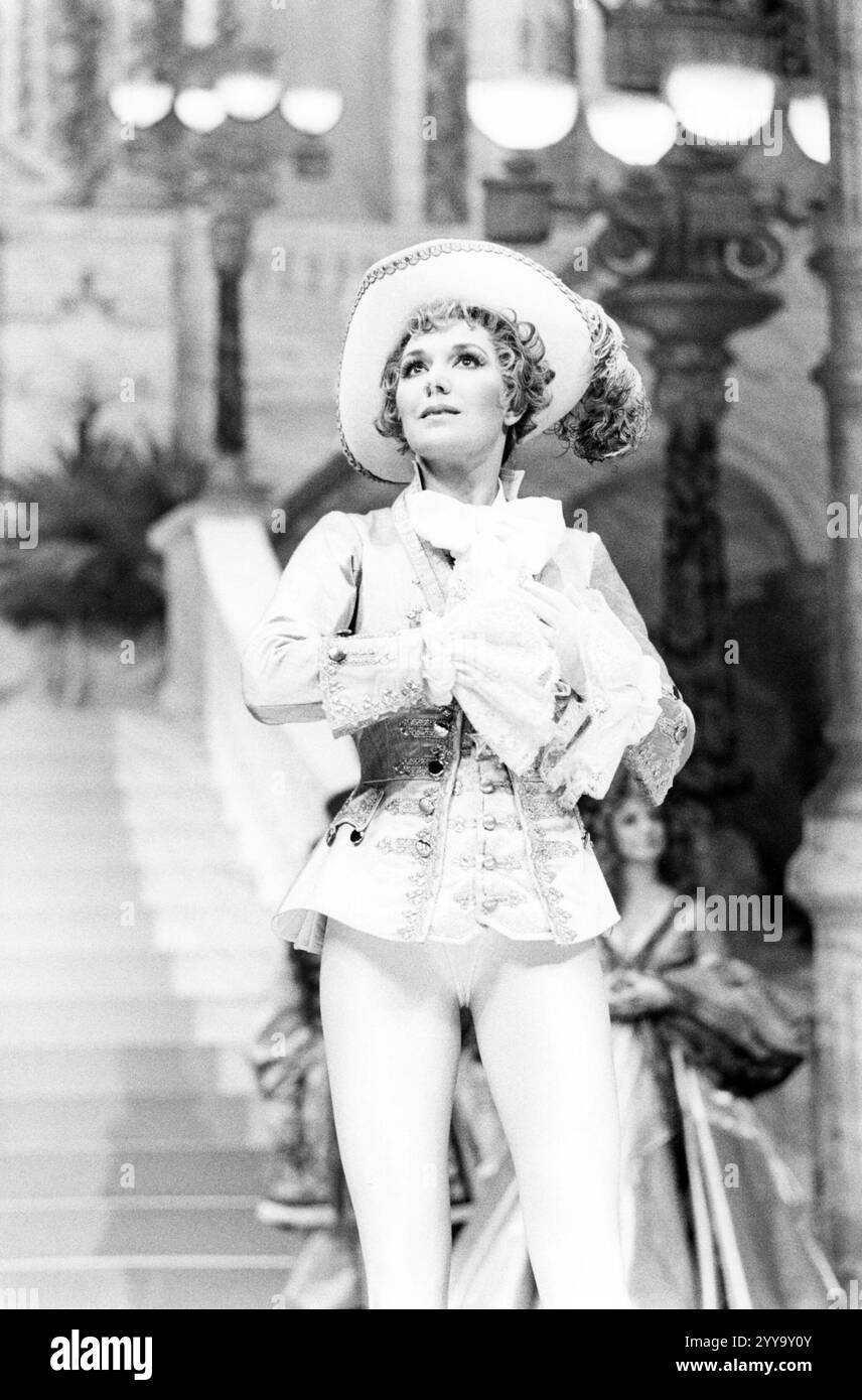 Susan Fleetwood (Prince Charming) dans CENDRILLON au Lyttelton Theatre, National Theatre (NT) Londres 15/12/1983 décor : William Dudley costumes : Deirdre Clancy éclairage : William Bundy chorégraphie : David Toguri réalisateur : Bill Bryden Banque D'Images