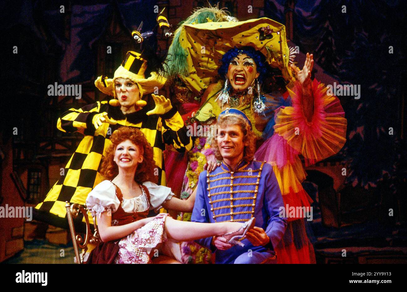 Avant : Bonnie Langford (Cendrillon), Paul Nicholas (boutons) arrière, de gauche à droite : Simon Barry (sœur moche), Alan Viccars (sœur moche) dans CENDRILLON au New Wimbledon Theatre, Londres SW19 19/12/1984 conception : Alan Miller Bunford chorégraphe et réalisateur : Carole Todd Banque D'Images