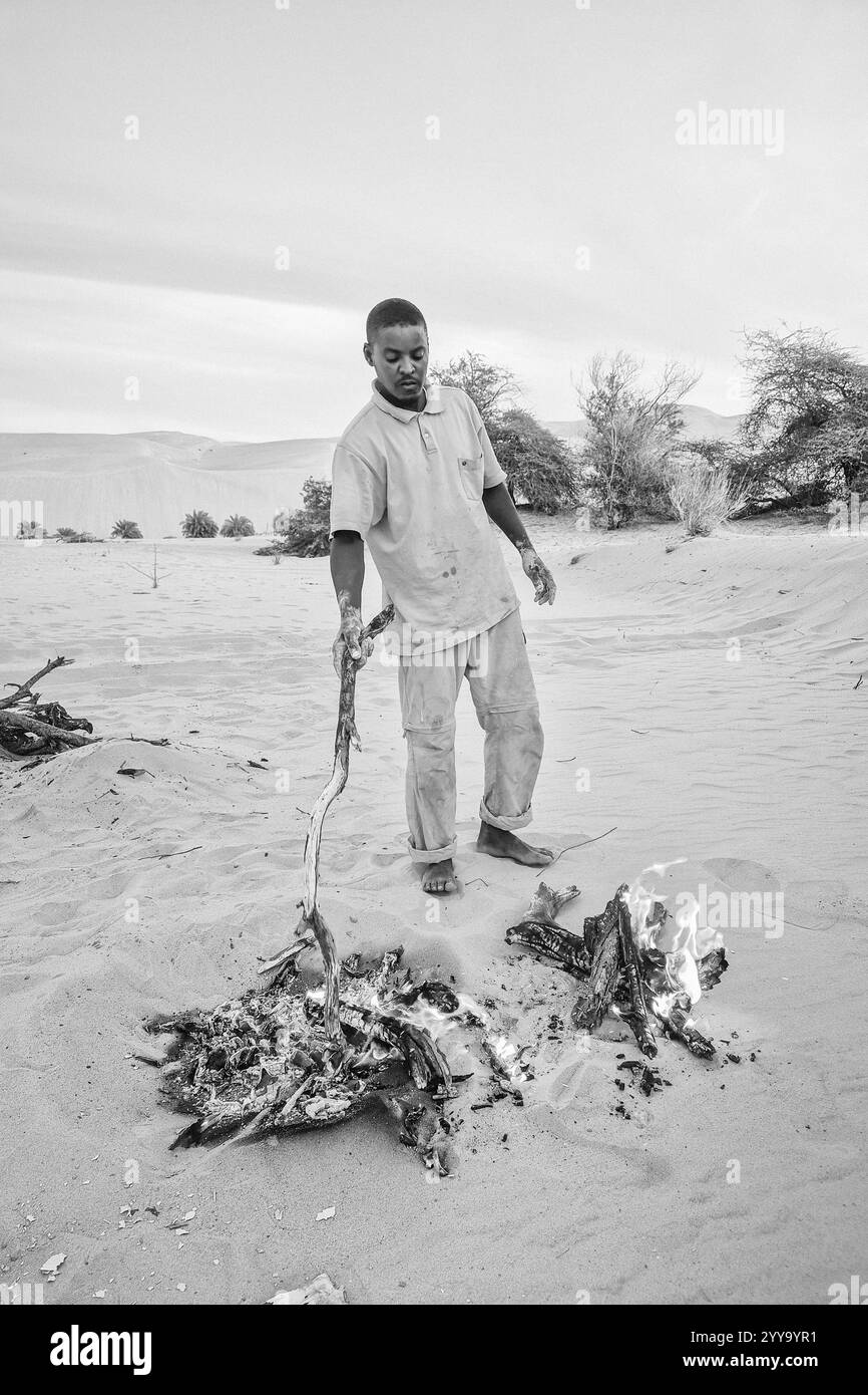 Mauritanie, Azweiga, préparation et cuisson de pain traditionnel du désert cuit dans le sable Banque D'Images