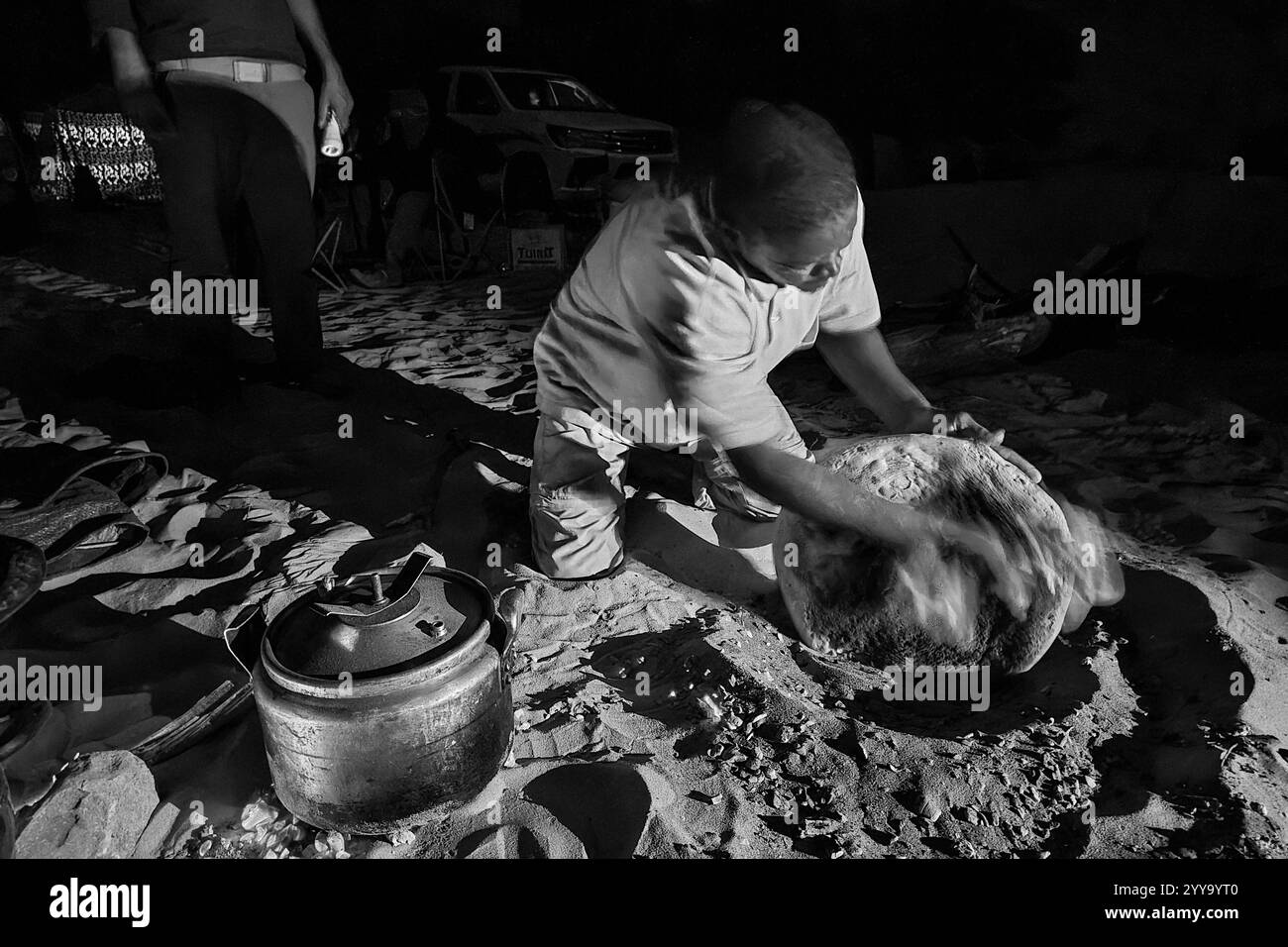 Mauritanie, Azweiga, préparation et cuisson de pain traditionnel du désert cuit dans le sable Banque D'Images