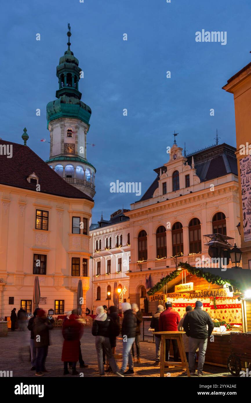 Tour Firewatch, Square Fö ter, marché de Noël Sopron Ödenburg Györ-Moson-Sopron Hongrie Banque D'Images