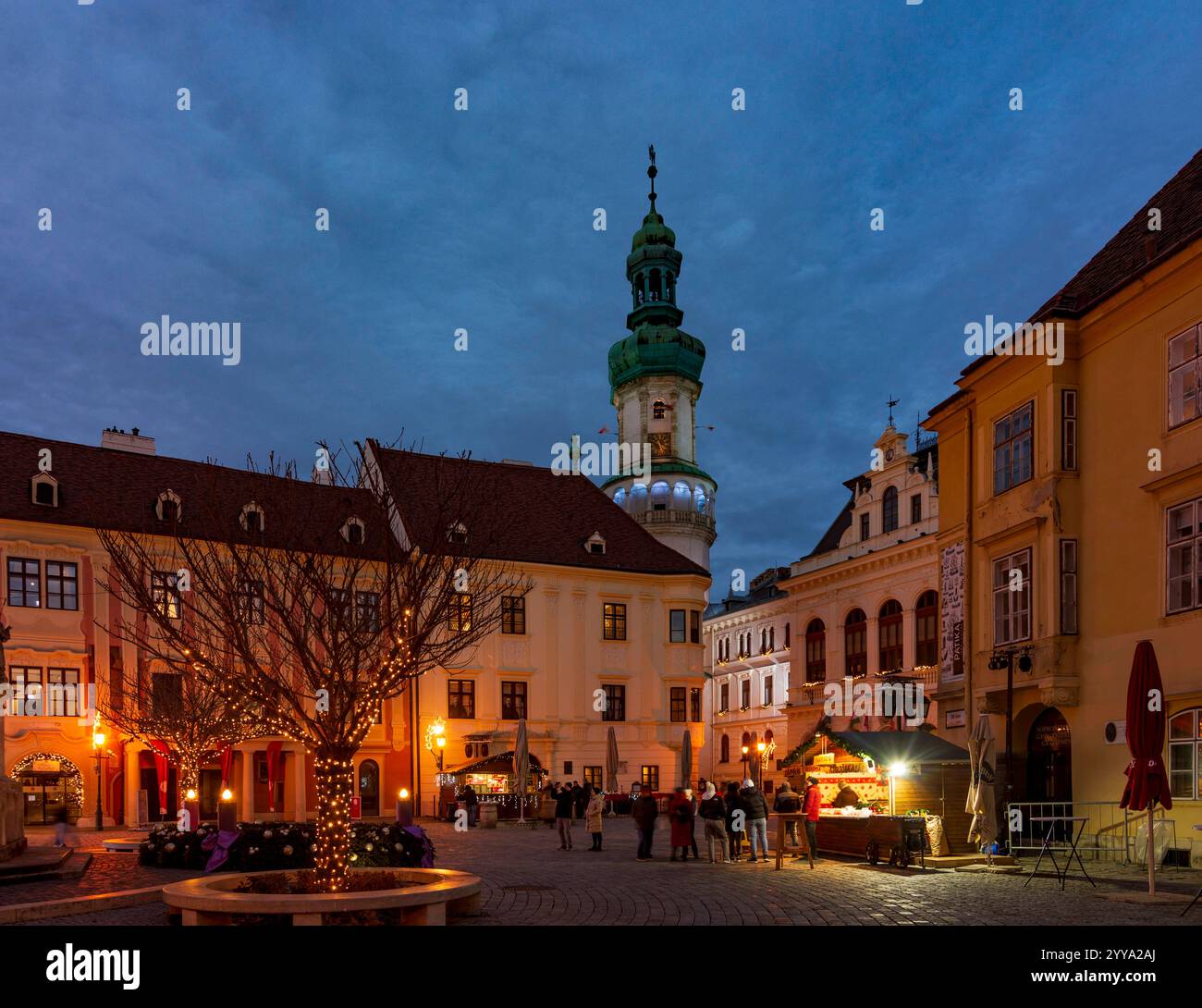 Tour Firewatch, Square Fö ter, marché de Noël Sopron Ödenburg Györ-Moson-Sopron Hongrie Banque D'Images