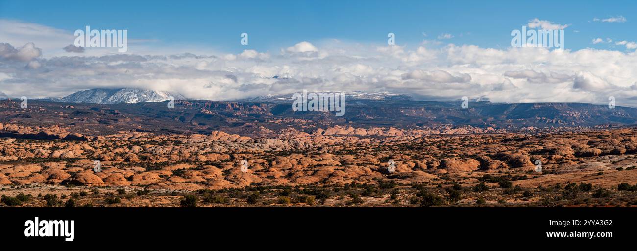 Dunes pétrifiées, parc national des Arches, Utah, vue panoramique, hiver avec de la neige sur des montagnes lointaines. Banque D'Images