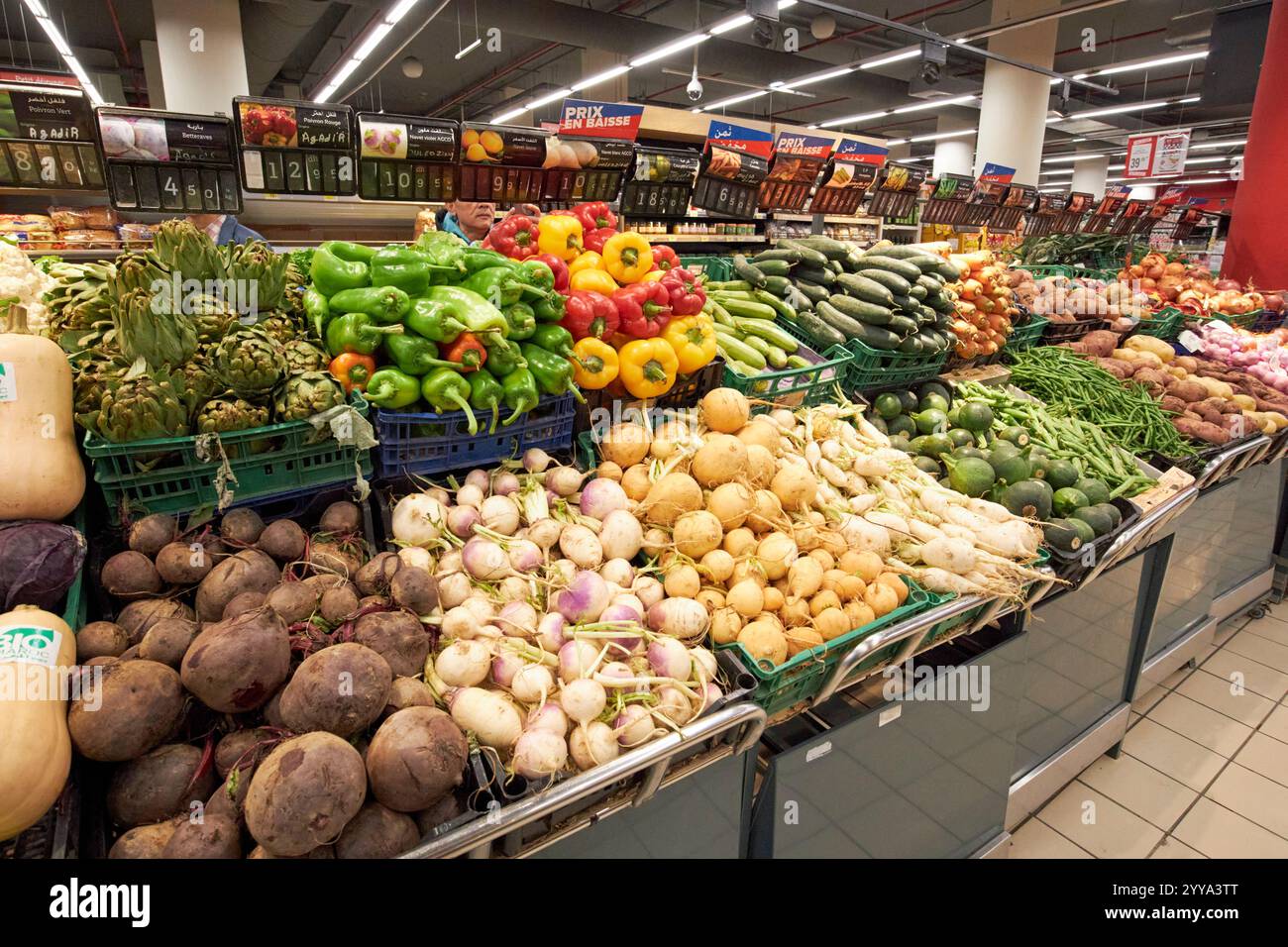 légumes frais locaux exposés dans un supermarché français carrefour market à marrakech, au maroc Banque D'Images