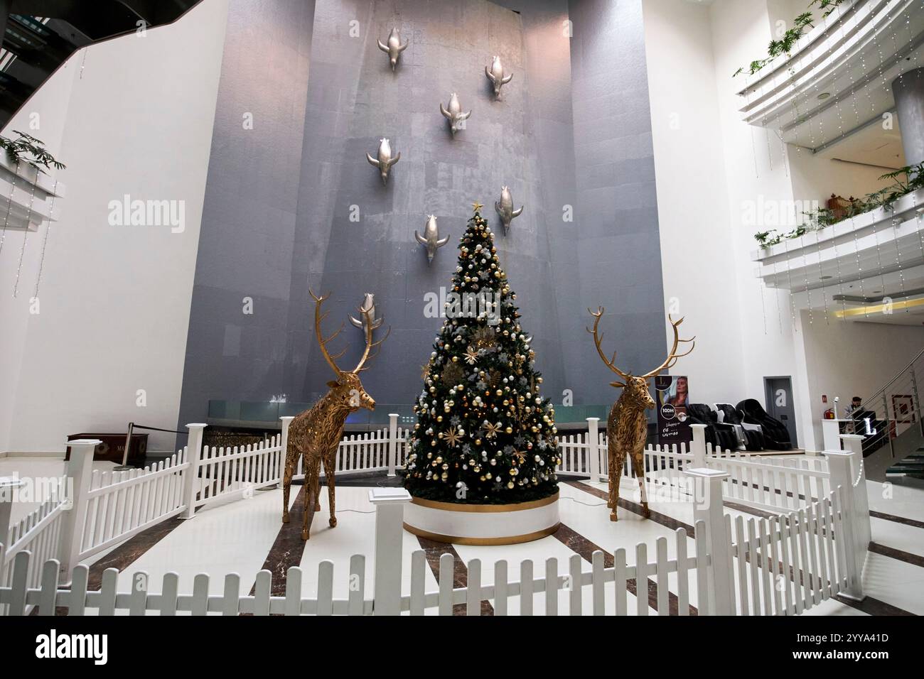 arbre de noël et rennes dans le centre commercial menara marrakech, maroc Banque D'Images