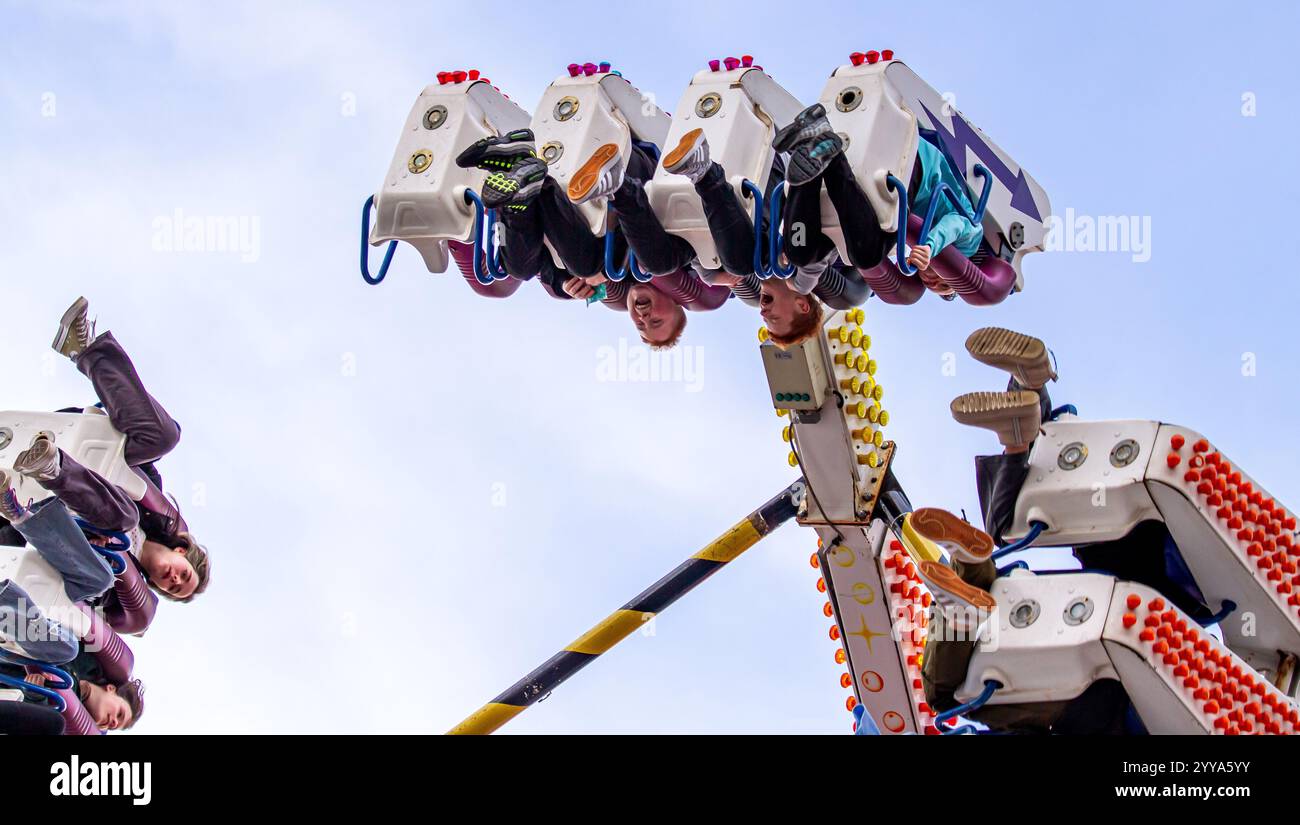 Les habitants de la région s'amusent à monter sur l'attraction Freak Out Carnival dans le centre-ville de Dundee pendant la fête foraine de Noël, en Écosse Banque D'Images