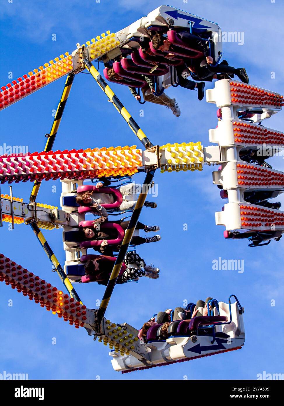 Les habitants de la région s'amusent à monter sur l'attraction Freak Out Carnival dans le centre-ville de Dundee pendant la fête foraine de Noël, en Écosse Banque D'Images