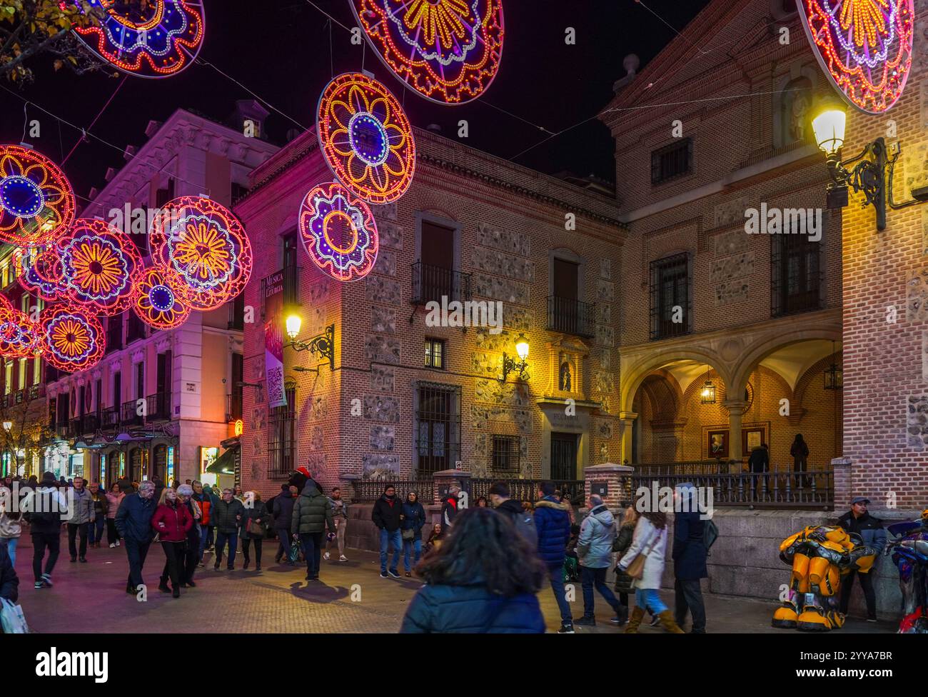 Rues animées pendant la saison de Noël, saison des fêtes de Madrid, Espagne. Banque D'Images