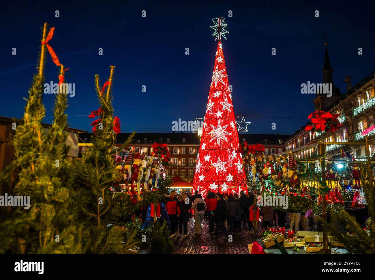 Plaza Mayor, marché de Noël animé, saison des fêtes, sapin de Noël la nuit, Madrid, Espagne, décembre 2024 Banque D'Images